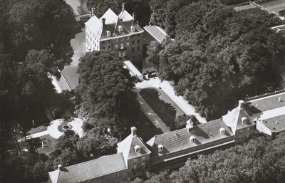 130673 Luchtfoto van het Kasteel Amerongen (Drostestraat 20) te Amerongen.